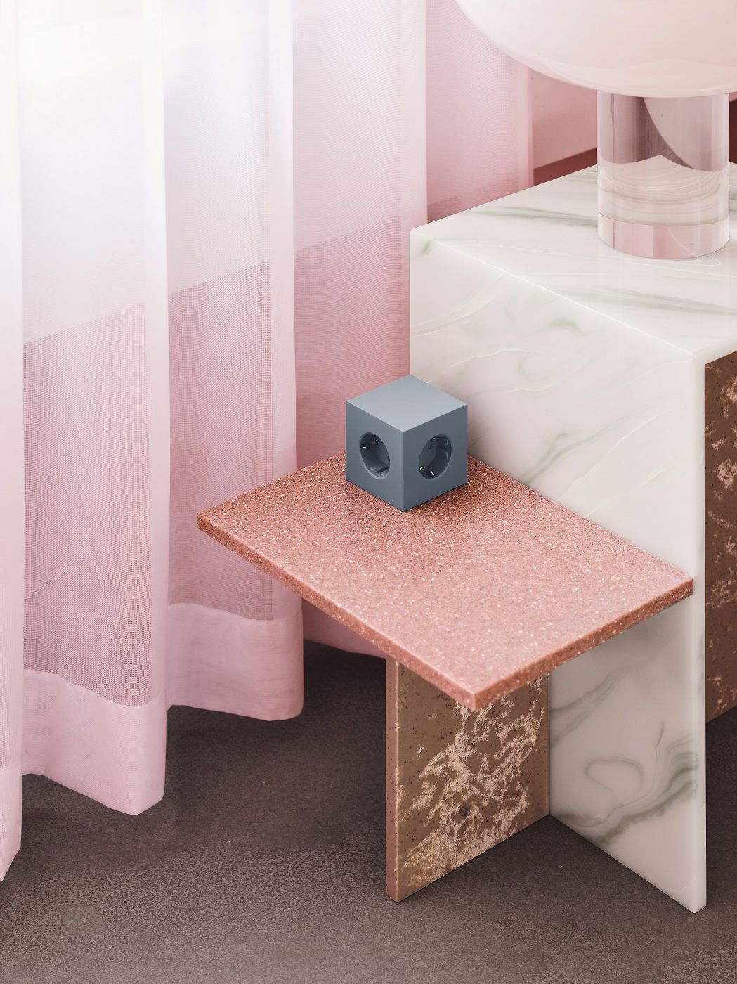 Blauer Avolt Square 1 Steckdosenwürfel mit USB-C auf einem rosafarbenen Tisch.