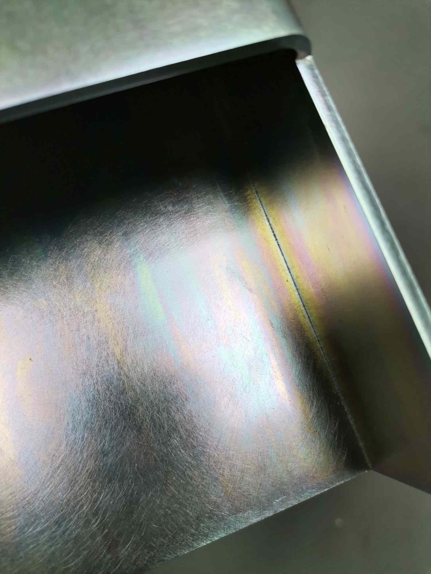 Detailaufnahme der Oberfläche vom Meta Side Table in Chromgelb von New Tendency.