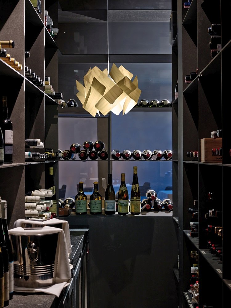 Escape LED Pendelleuchte von LZF Lamps, kleine Holz-Hängelampe im Weinkeller.