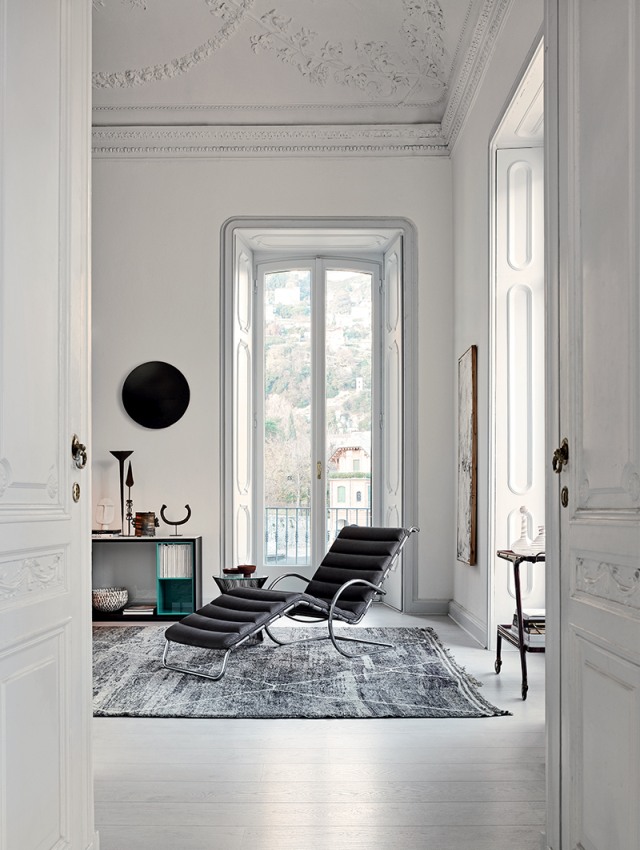 MR Bauhaus Liege von Knoll International in stilvollem Interieur mit Teppich und Dekoration.