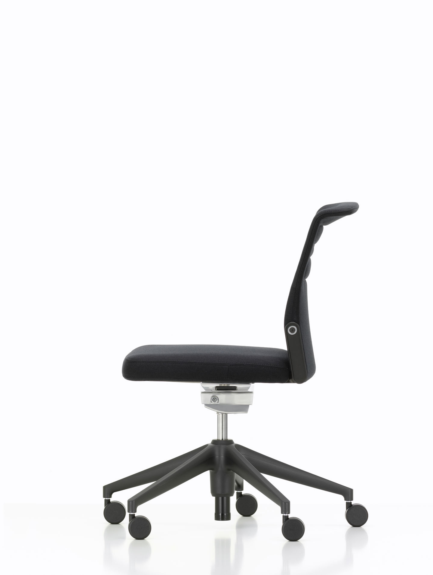 Schwarzer Vitra Bürodrehstuhl AC5 Studio, Seitenansicht. Ergonomischer Bürostuhl mit Rollen für das moderne Büro.