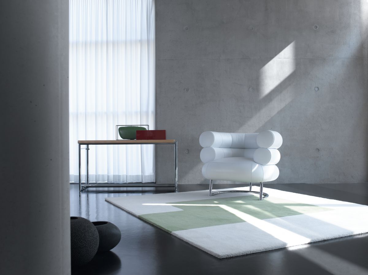 Kilkenny Teppich 300x250cm: Moderner Wollteppich in Weiß und Grün im minimalistischen Wohnzimmer.