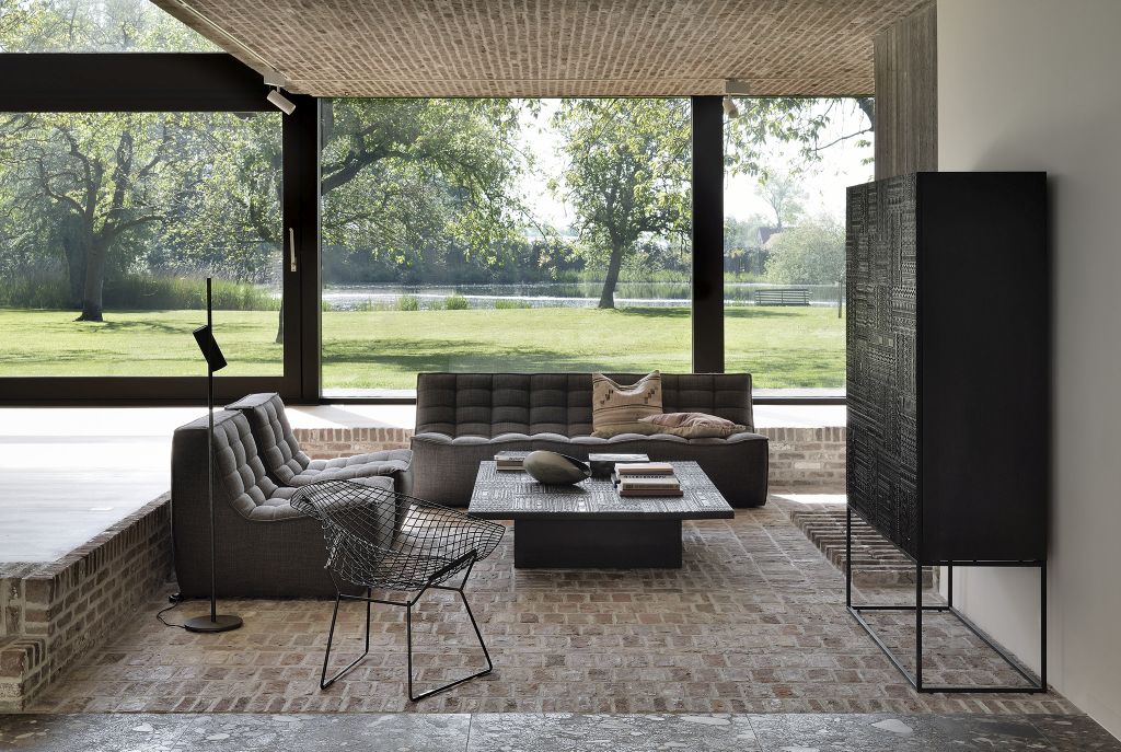 Schwarzer Tabwa Schrank von Ethnicraft im modernen Wohnzimmer mit Teakholz und filigranem Muster.