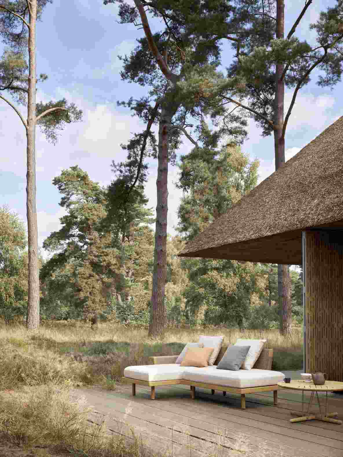 E511 Embrace Sofa Outdoor Modul von Carl Hansen & Søn auf Holzterrasse.