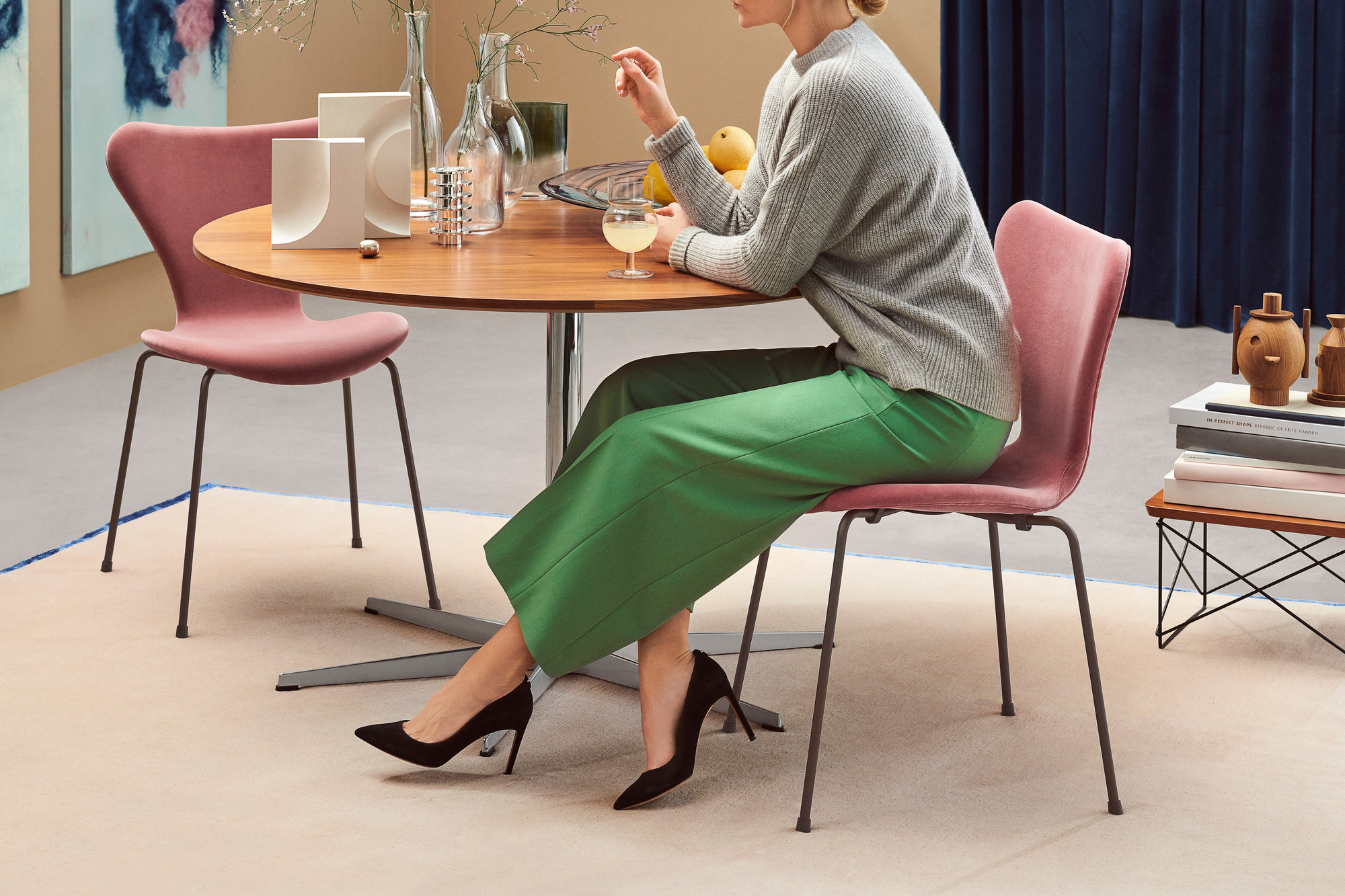 Frau sitzt auf Fritz Hansen Series 7 Stuhl in Dunkel-Pflaume Samt, vollgepolstert.