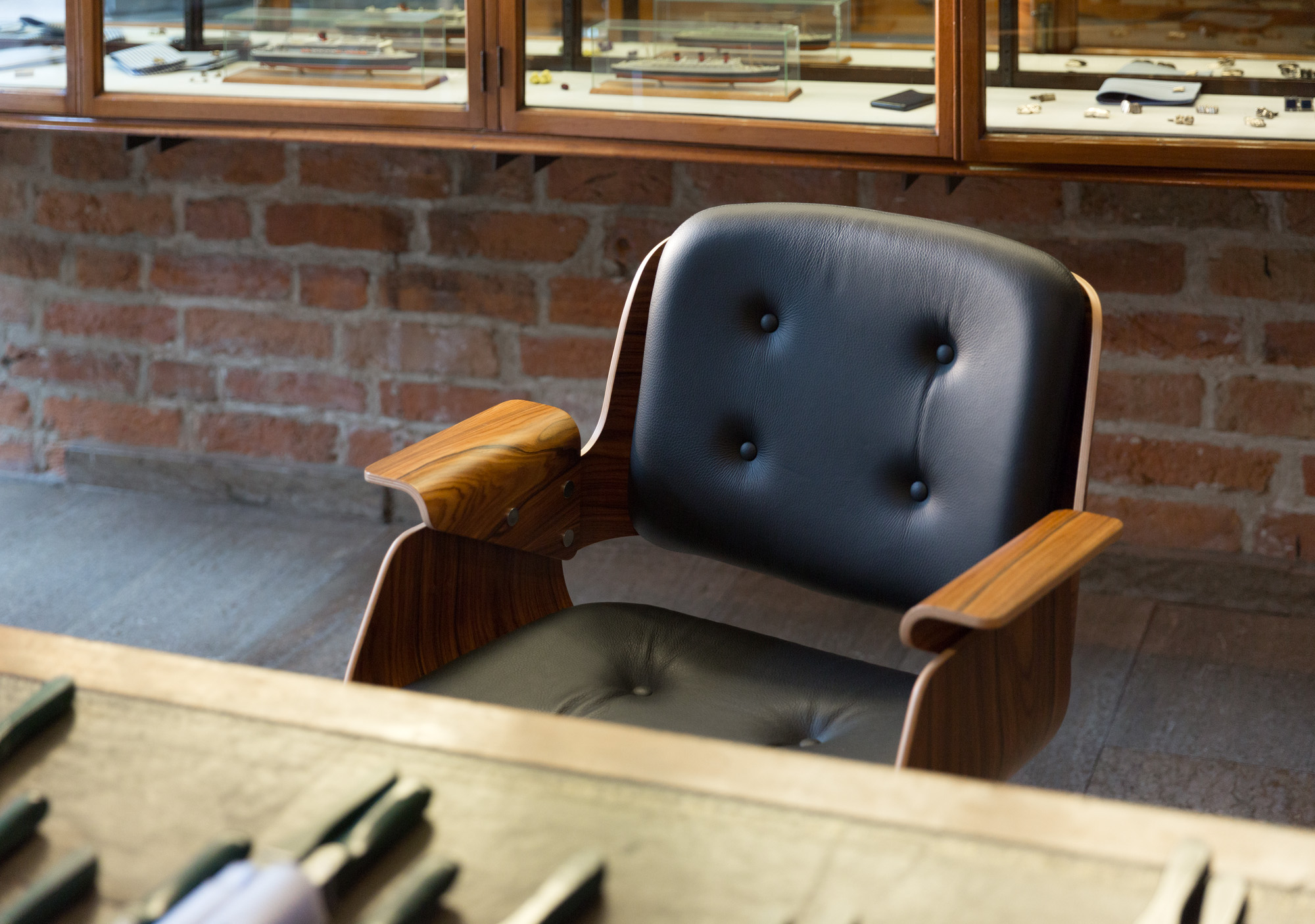 D49 Tecta Schreibtischstuhl aus Leder mit Holzrahmen und Knopfheftung, Bürostuhl Designklassiker.