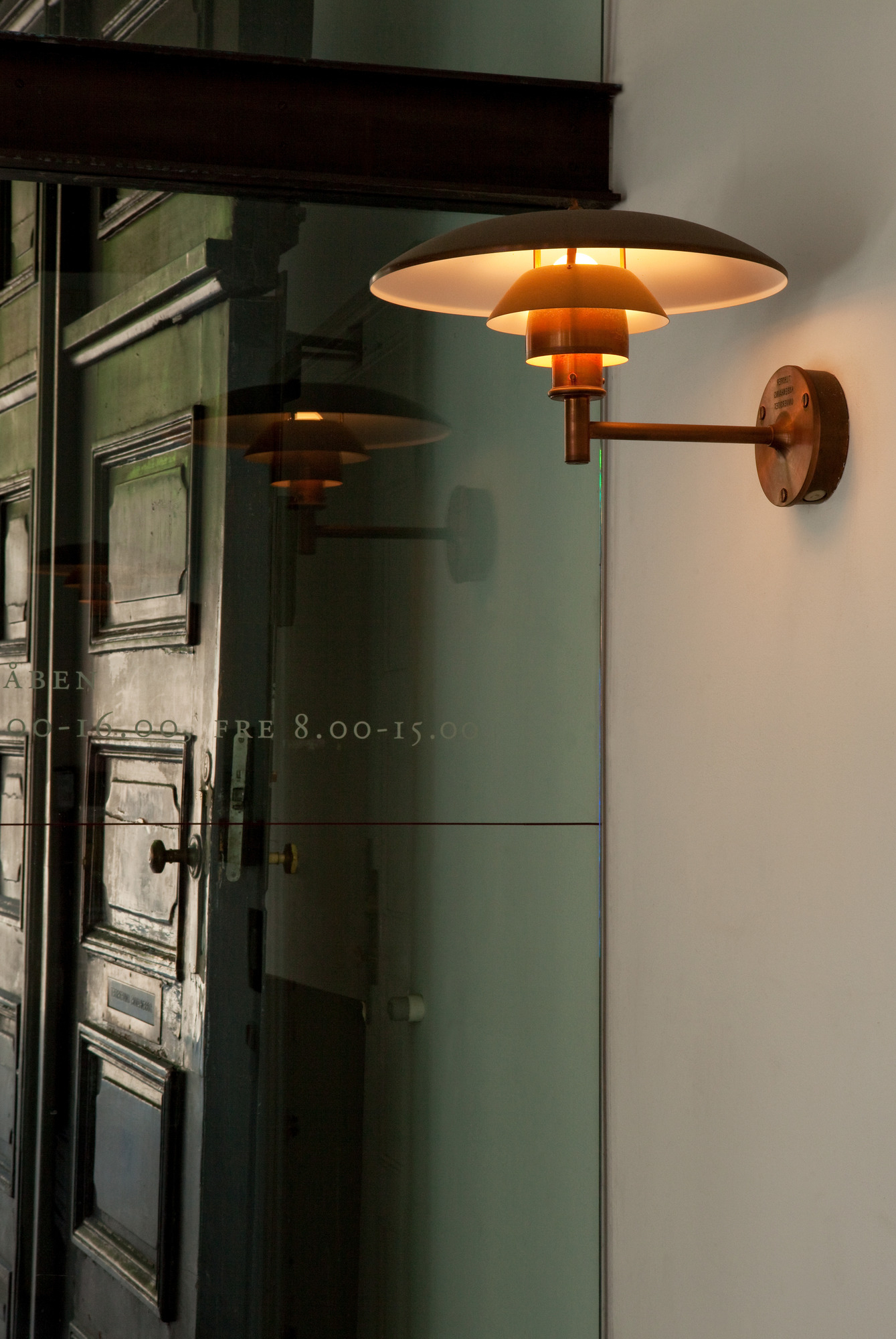 PH Wandleuchte von Louis Poulsen, Außenleuchte aus Metall, warmes Licht an der Wand.