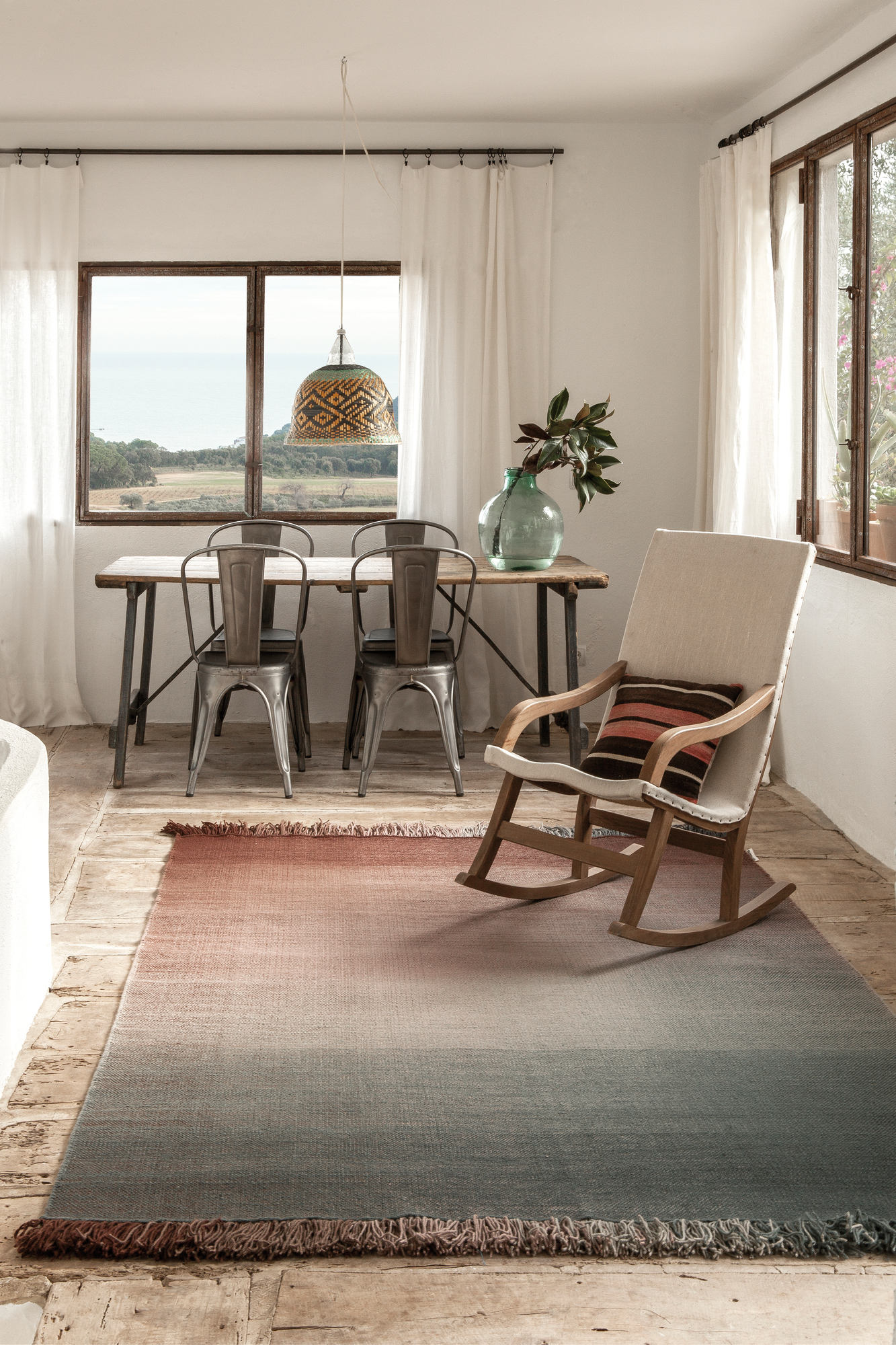 Nanimarquina Shade Teppich in Palette 4 (170x240 cm) im Wohnzimmer mit Farbverlauf von Rot nach Grau.