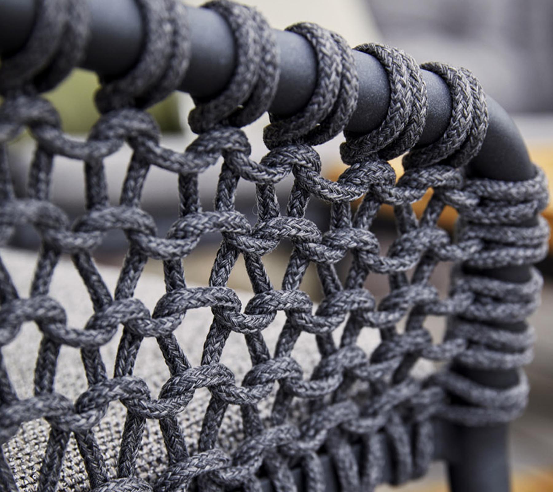 Detailaufnahme des Cane-Line Ocean Loungesessels: Graues Seilgeflecht um schwarzen Rahmen, Outdoor Möbel.