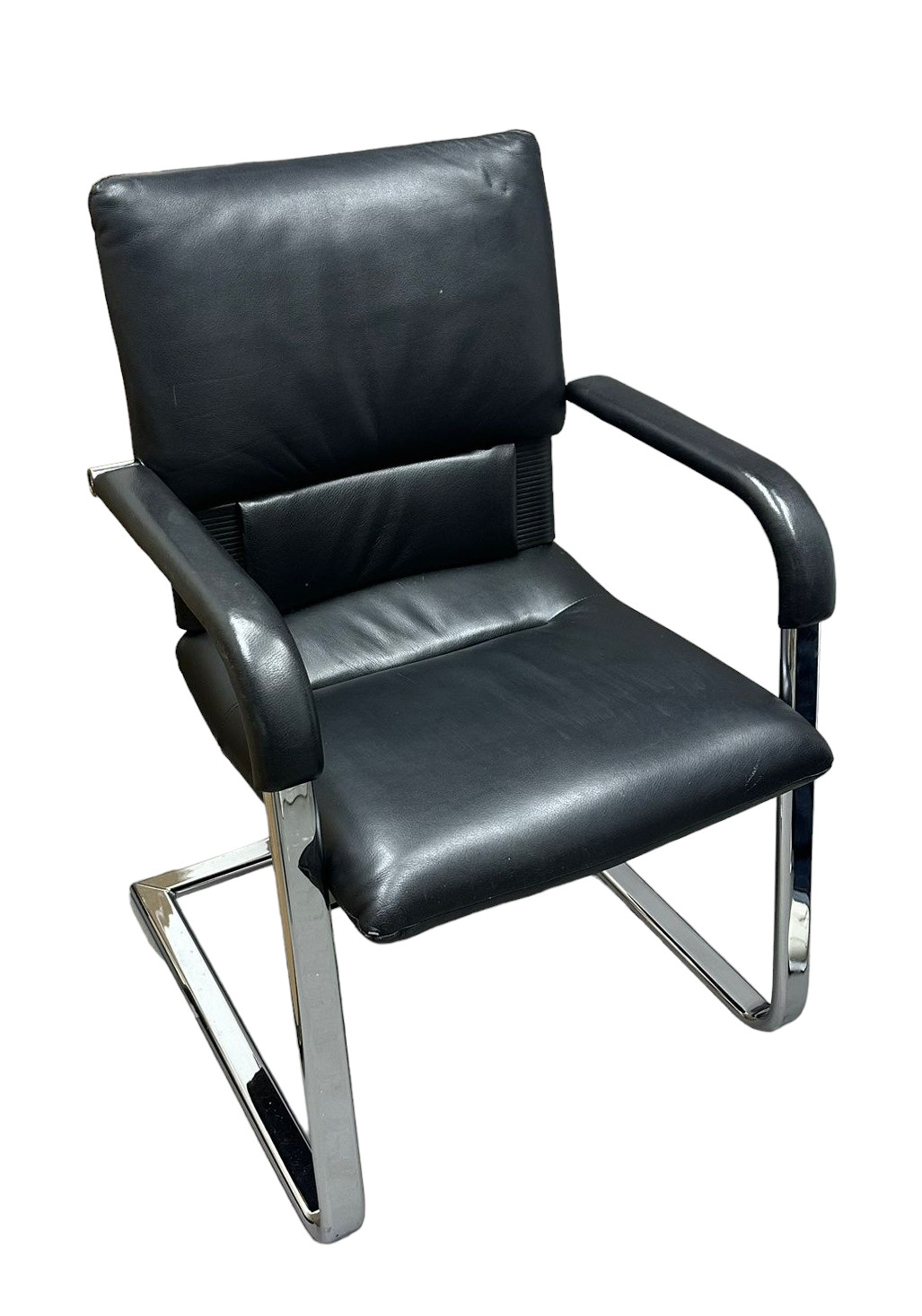 Figura Metallfreischwinger Vitra, gebrauchtes Modell: Schwarzer Leder Bürostuhl mit Chromgestell, ergonomisch und komfortabel.