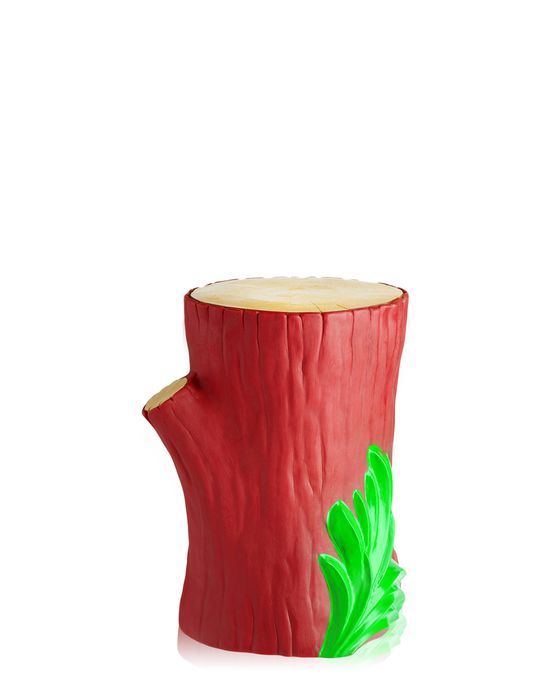 Roter Gnomes Saint-Esprit Hocker von Kartell in Baumstumpf-Form mit grünen Blättern.