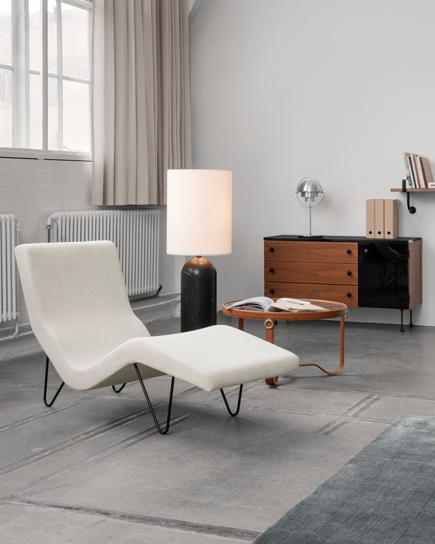 Detailaufnahme: Runder Gubi Couchtisch "Adnet Coffee Table" aus Holz mit Buch, im Wohnzimmer.