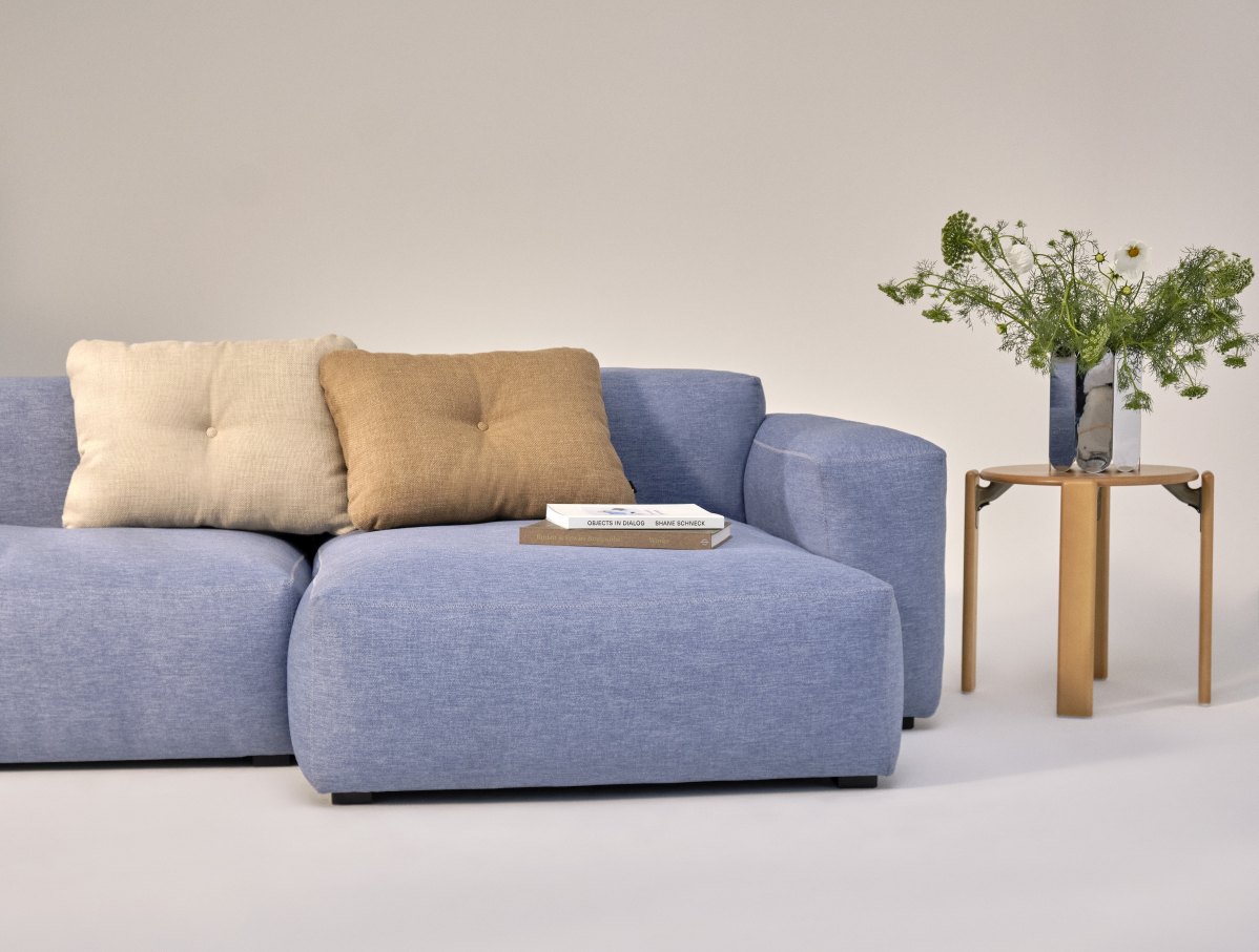 Mags Sofa 3-Sitzer in blauem Hallingdal Stoff mit beigen Kissen und Holztisch.