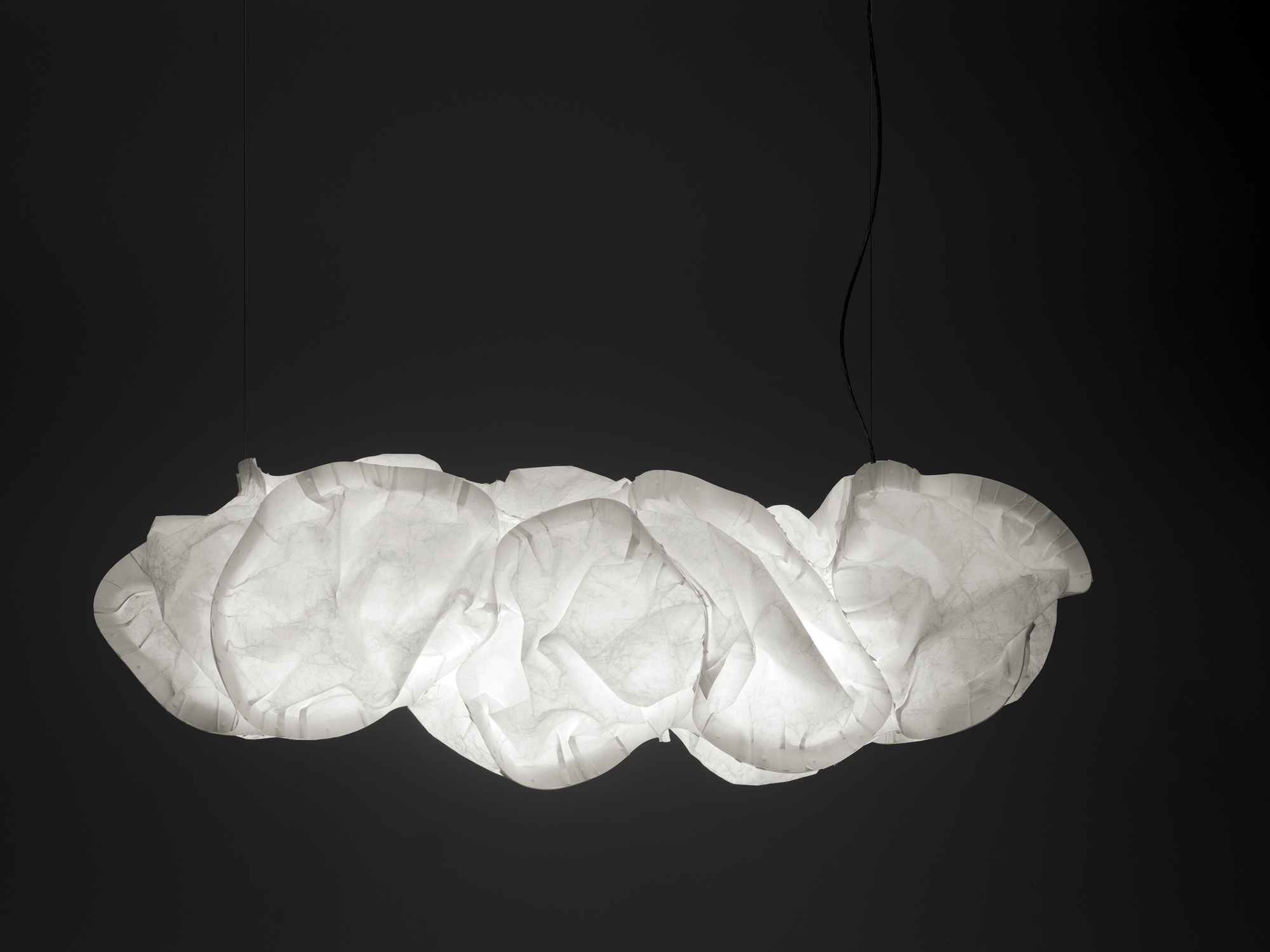 Cloud XL LED Pendelleuchte von Belux, moderne Hängelampe in Wolkenform, weiße Beleuchtung.