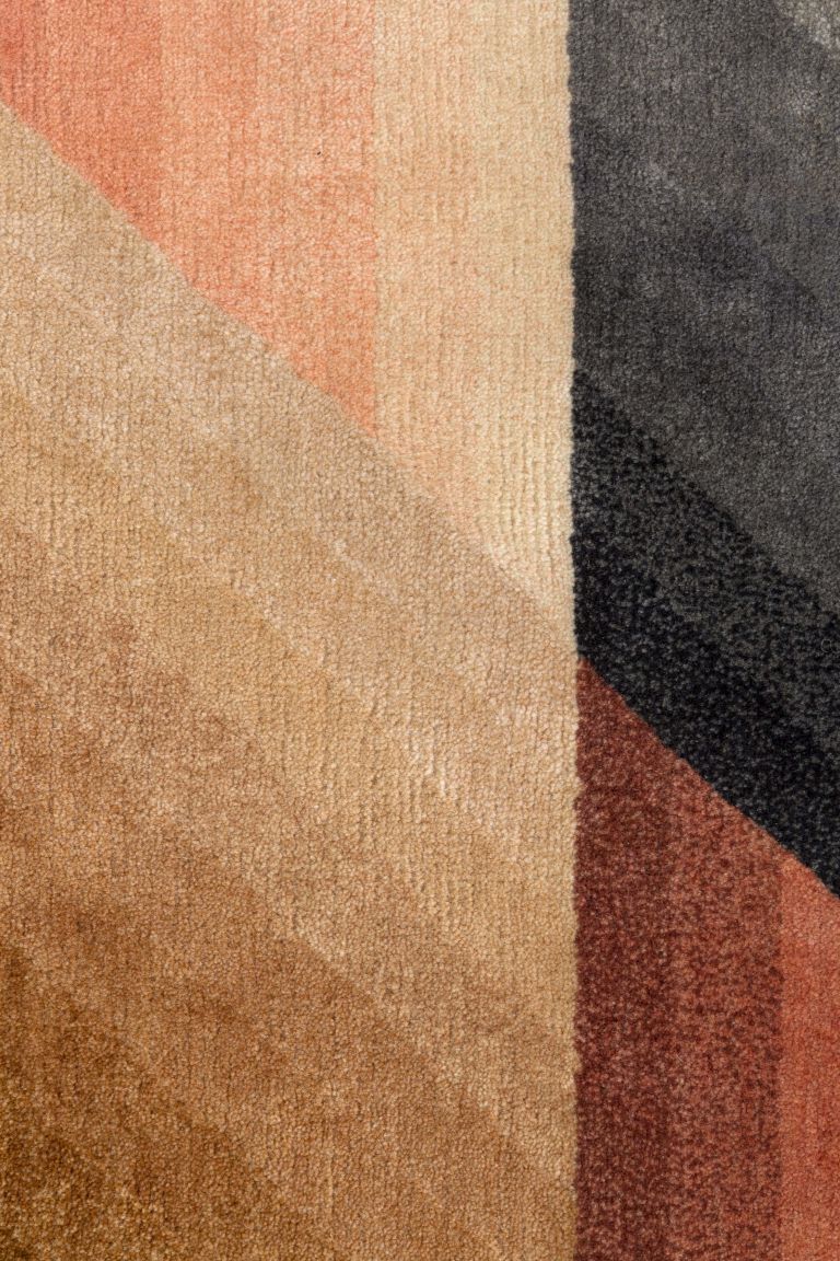 Detailaufnahme des Mirage Teppichs in Nude mit geometrischen Mustern und weicher Textur.