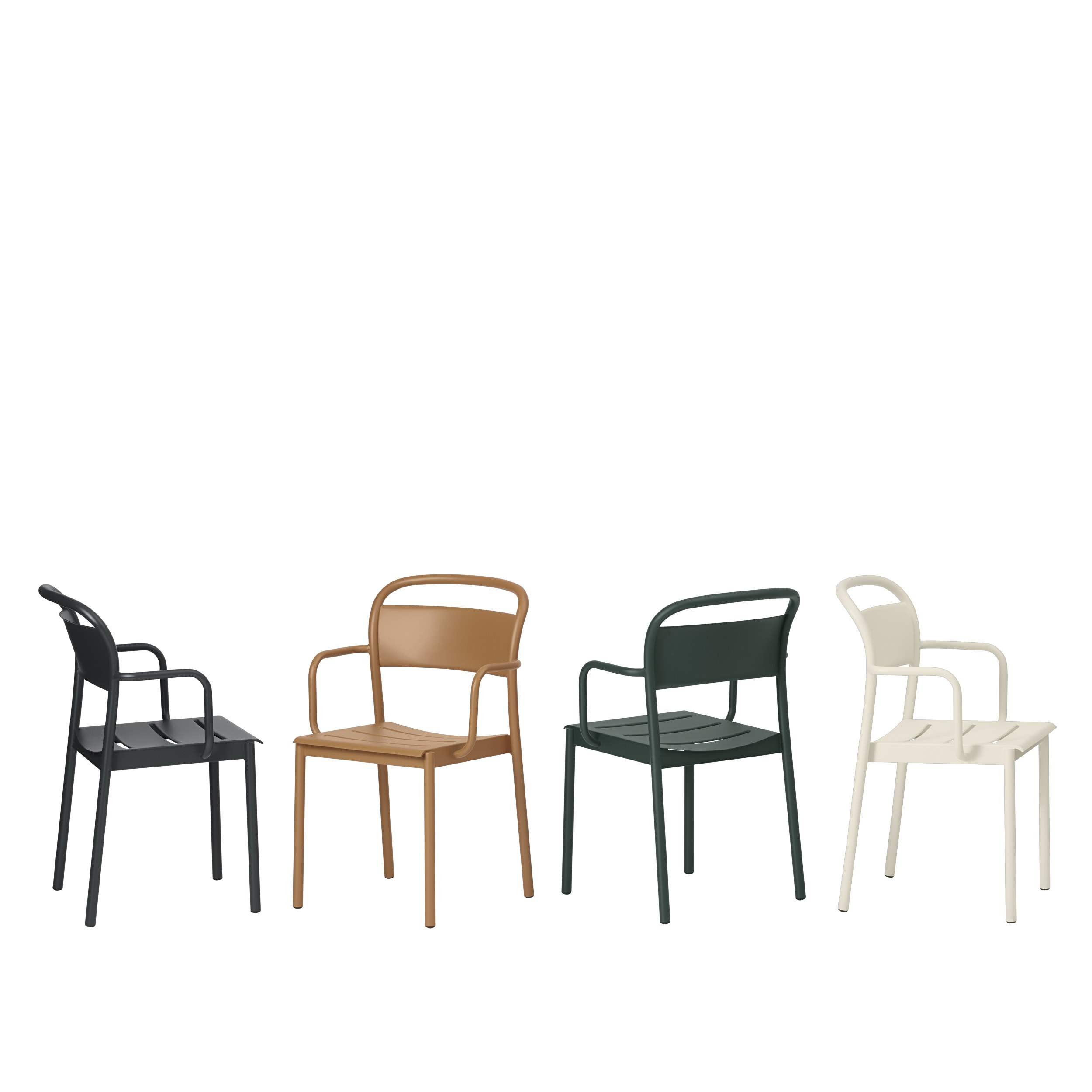 Vier Muuto Linear Steel Armchair Outdoor Armlehnenstühle in Grau, Braun, Grün und Weiß aufgereiht.