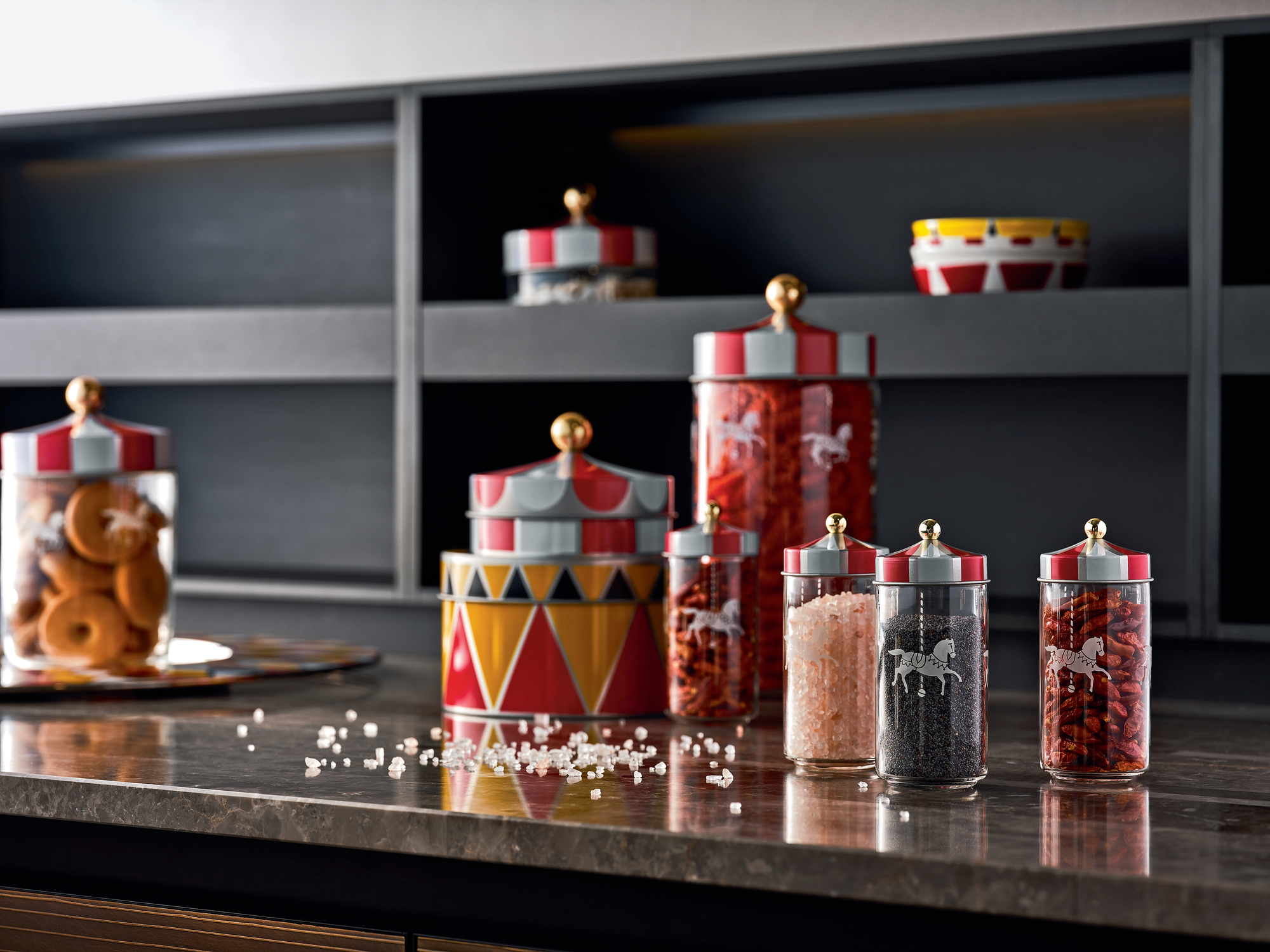 Alessi Circus Gewürzbehälter Set: Dekoratives Küchenaccessoire mit Zirkusmotiven für stilvolle Gewürzaufbewahrung.