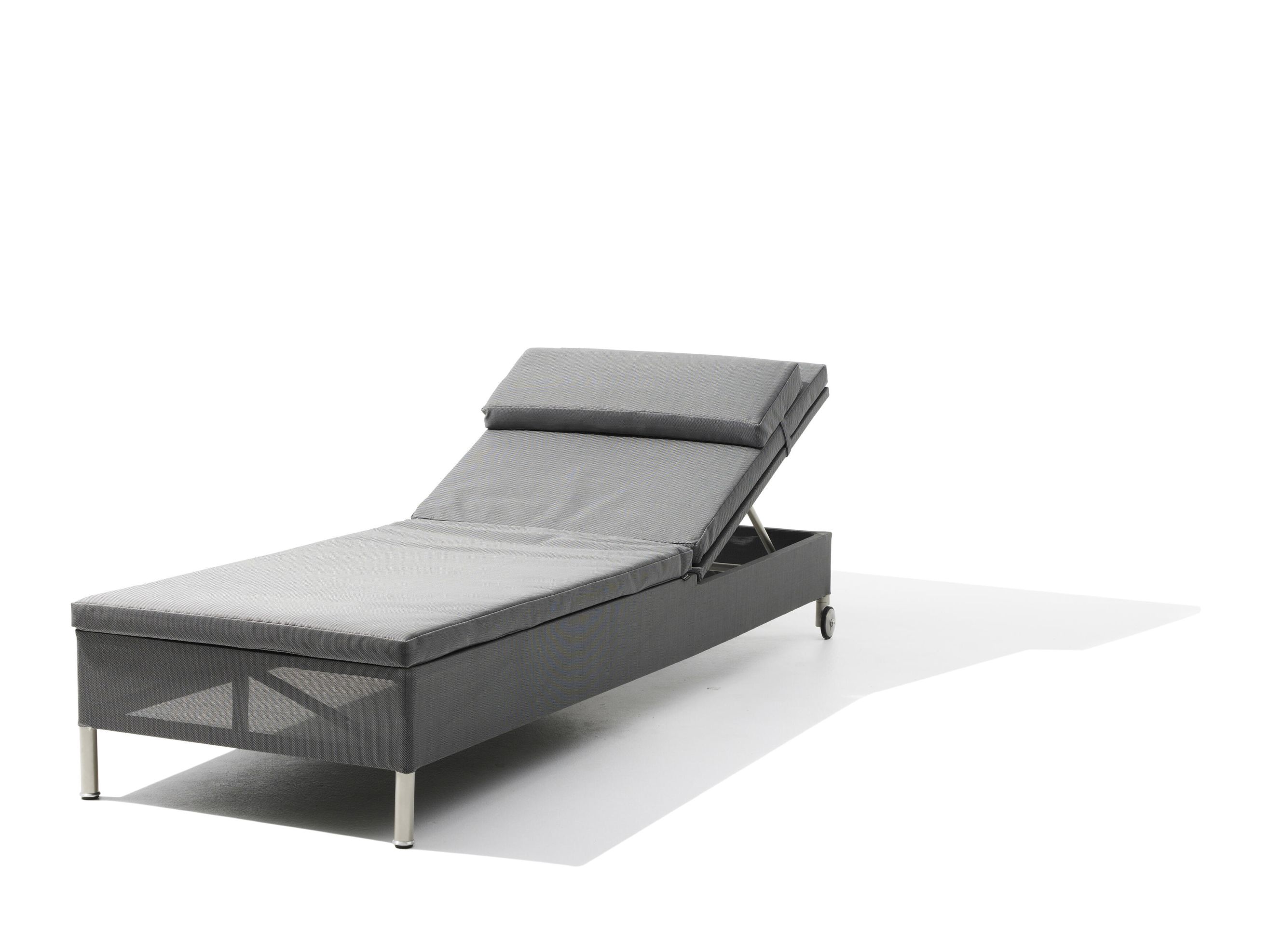 Graue Cane-Line Rest Sonnenliege für den Garten oder die Terrasse mit verstellbarer Rückenlehne.