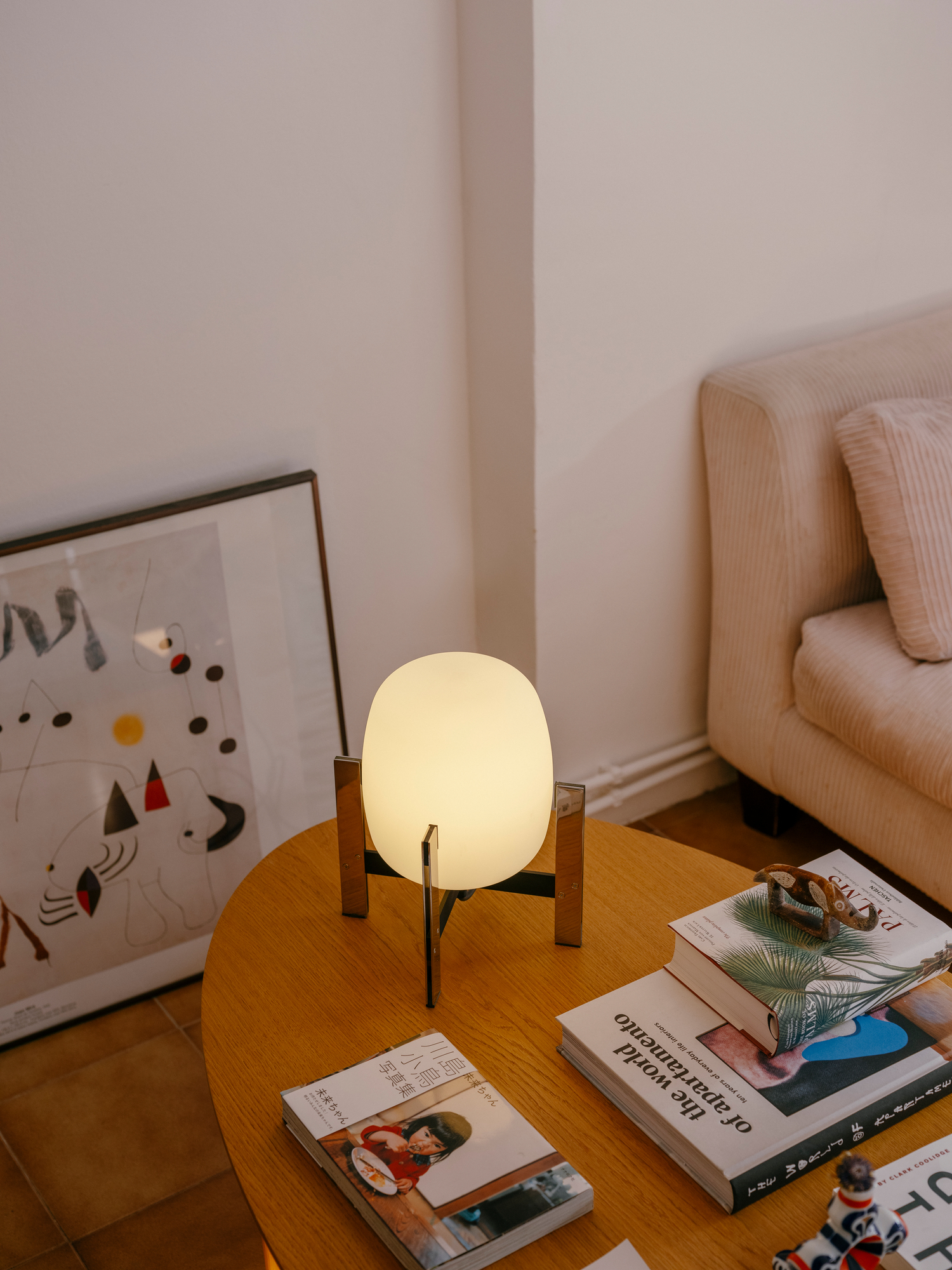 Nahaufnahme der Cestita Metálica Tischleuchte von Santa & Cole auf einem Beistelltisch.