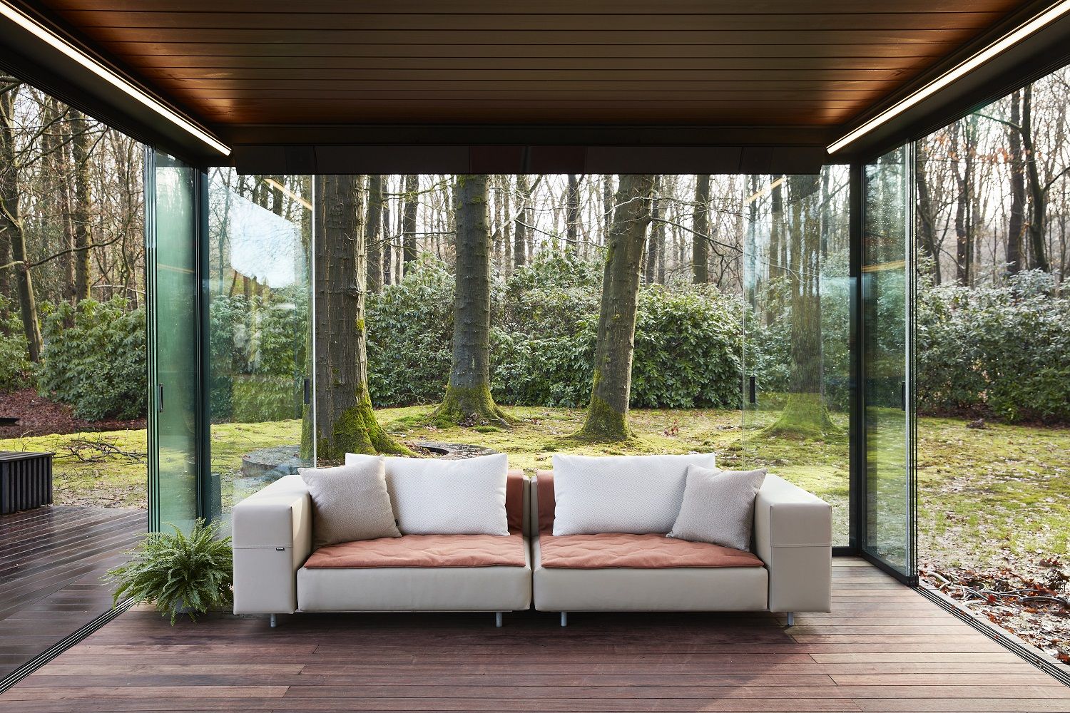 Walrus Outdoor Eckmodul Sofa von Extremis auf Holzterrasse mit Blick in den Garten.