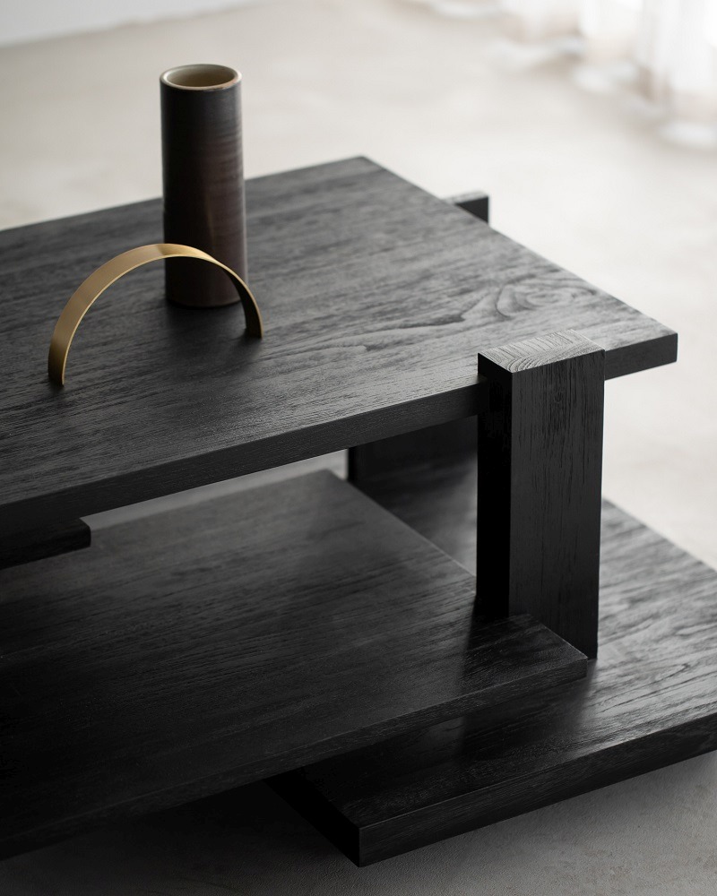 Detailaufnahme des Ethnicraft Teak Abstract Couchtisches in Schwarz, moderner Wohnzimmertisch mit Ablageflächen.