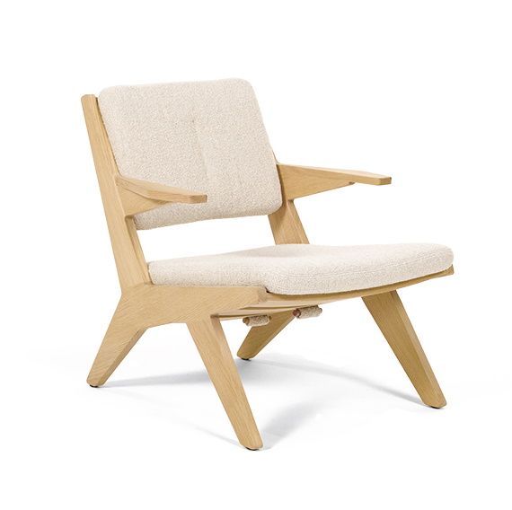 Toggle Sessel Holz von Prostoria mit hellem Stoffbezug und minimalistischem Design für Wohnzimmer und Lounge.
