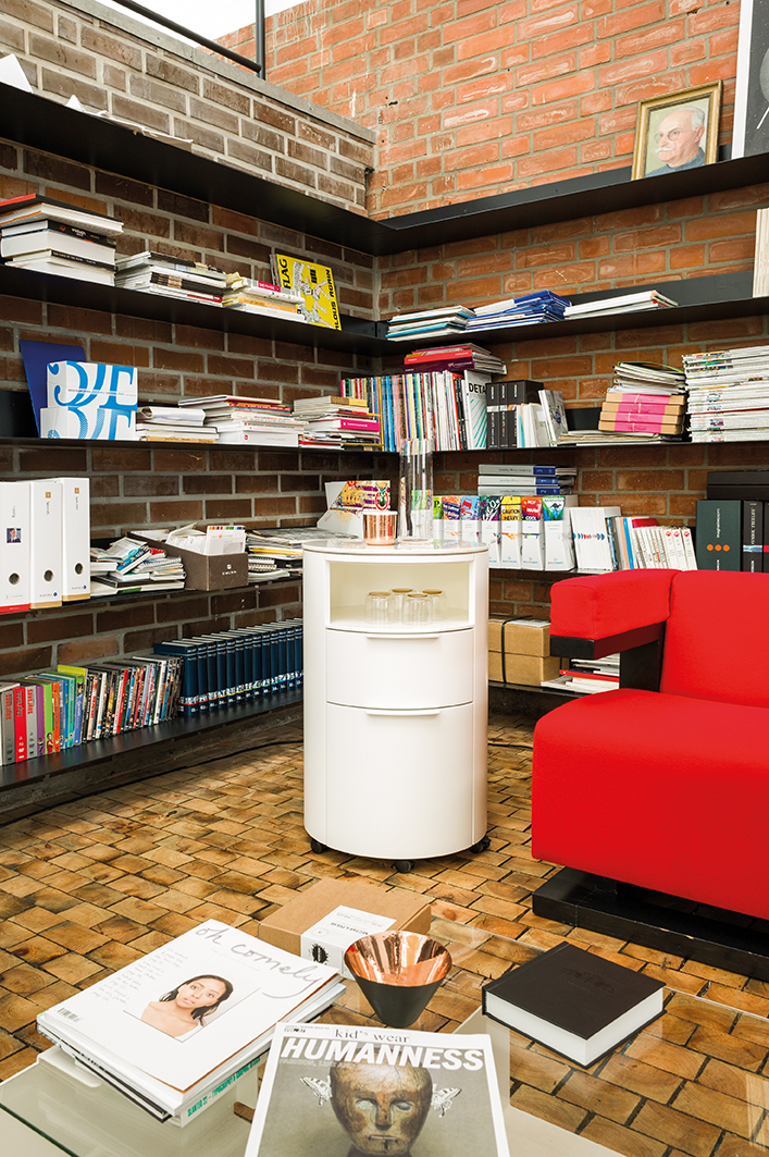 Weiße Conga Rundkommode von Schönbuch mit drei Schubladen im modernen Wohnzimmer.