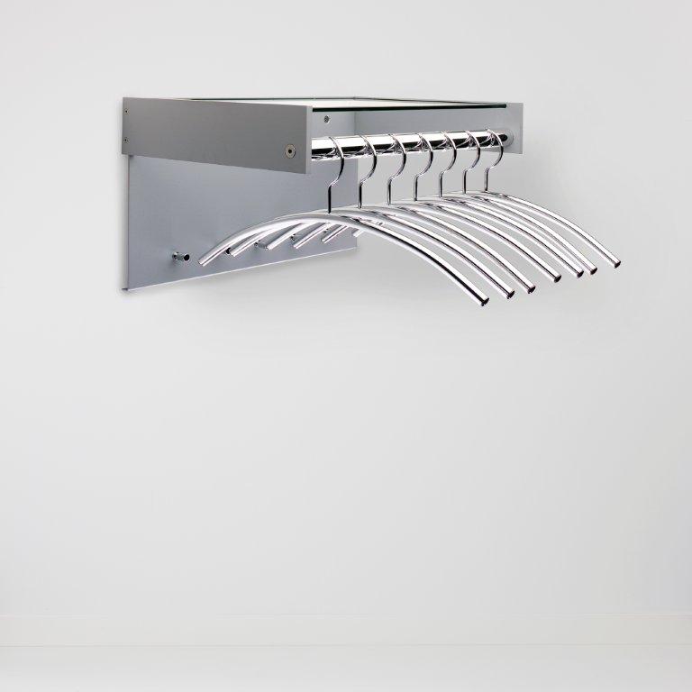 Hangon Wandgarderobe von Cascando, silberfarben mit Kleiderbügeln, moderne Garderobenlösung für Flur und Büro.