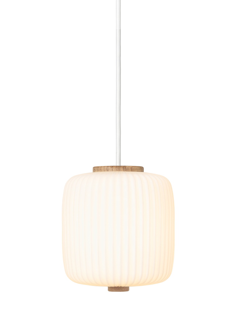 EK61 Opal Pendelleuchte von Carl Hansen & Søn: Hängeleuchte mit geripptem Opalglas und Holzdetails.