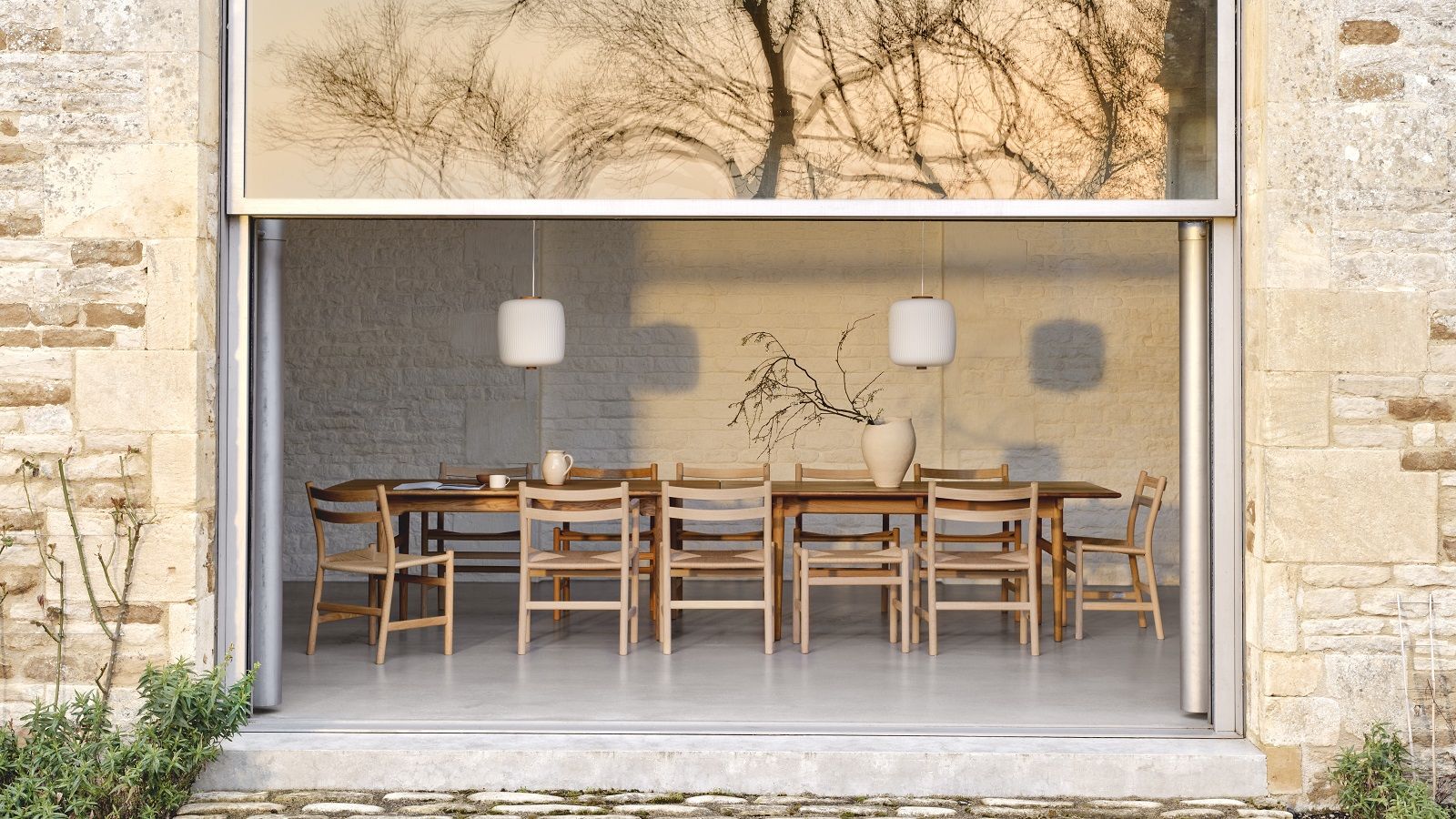 Esszimmer mit CH46 Stühlen von Carl Hansen & Søn und Holztisch in modernem Ambiente.