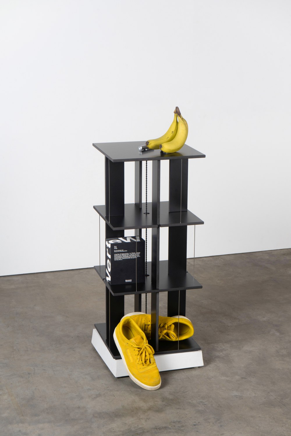 Buchstabler Bücherturm, DVD-Regal Nils Holger Moormann