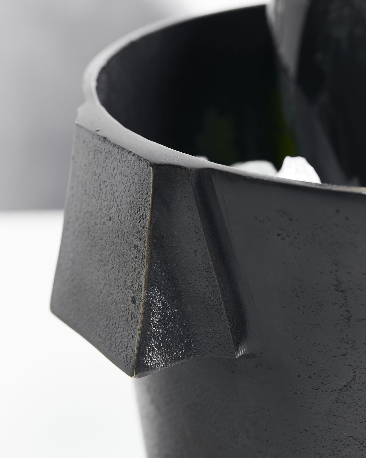 Detailaufnahme: Schwarzer Buck Weinkühler von House Doctor mit Eiswürfeln, stilvoller Weinkühler für besondere Anlässe.