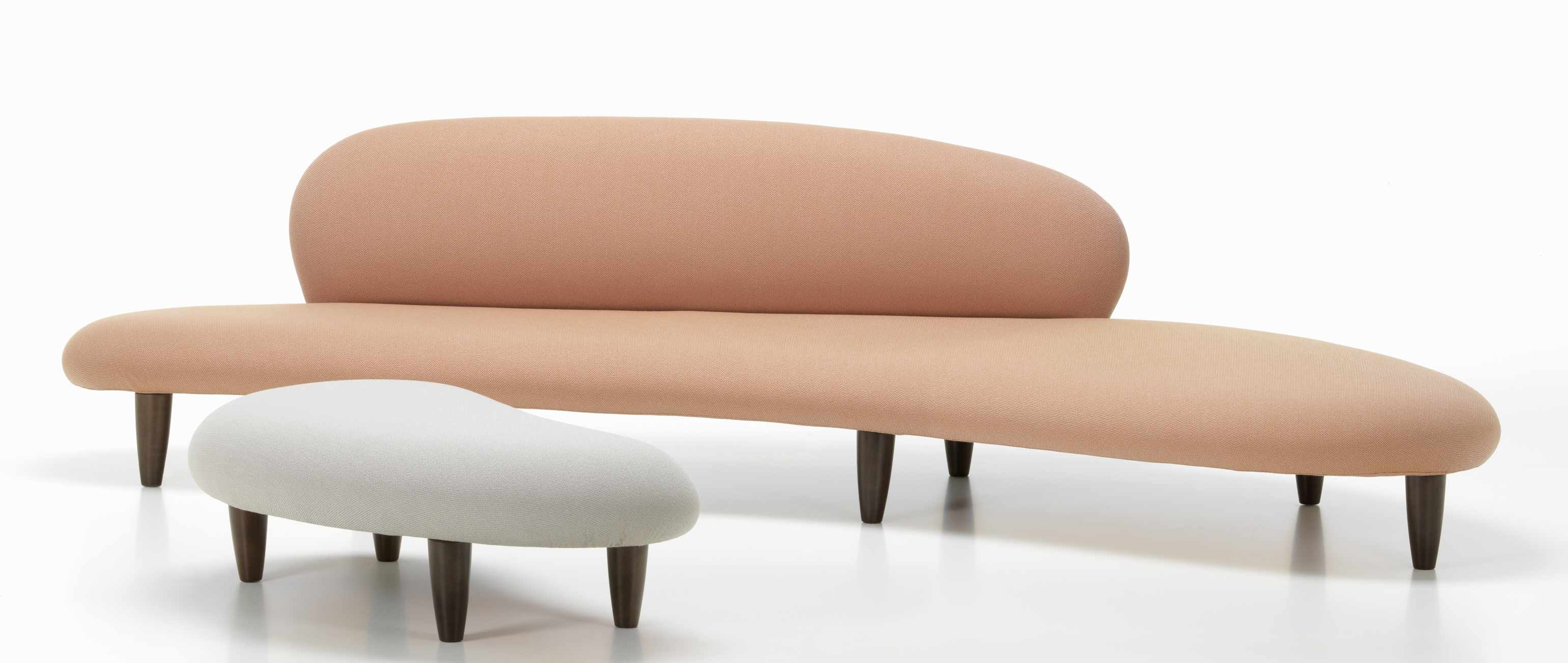Freeform Ottoman von Vitra, hellrosa Sofa mit passendem Fußhocker in Weiß. Modernes Design.