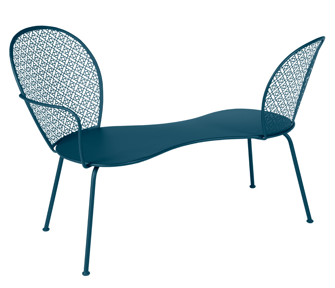 Blaue Fermob Lorette Gartenbank aus Metall mit filigranem Muster für entspannte Gespräche im Freien.