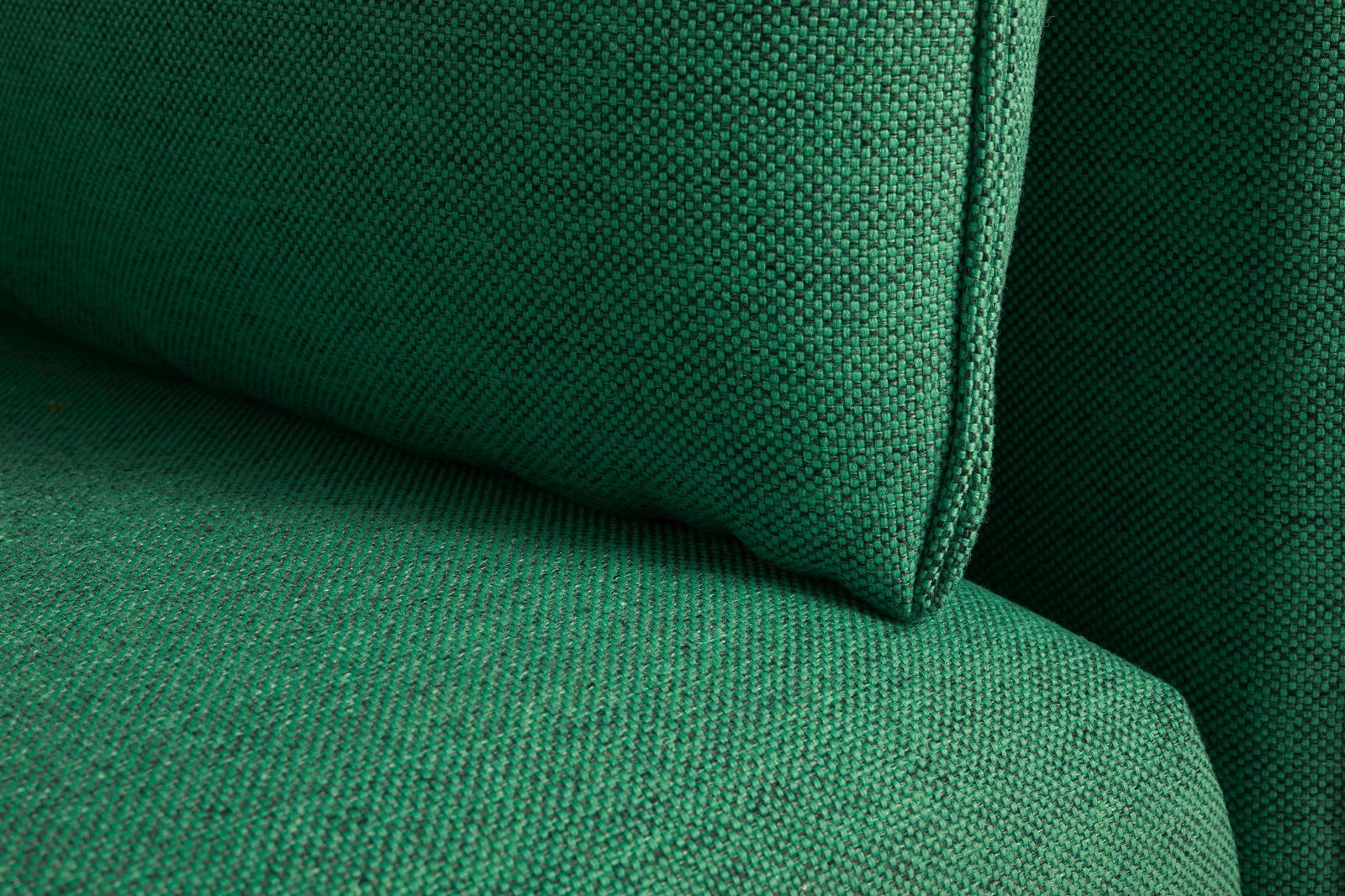 Detailaufnahme des grünen Silhouette Sofas von Hay: Hochwertiger Stoff und bequeme Polsterung.