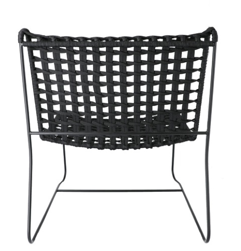 Rückansicht des schwarzen Jan Kurtz In/Out Lounge Sessels mit geflochtener Sitzfläche für den Außenbereich.