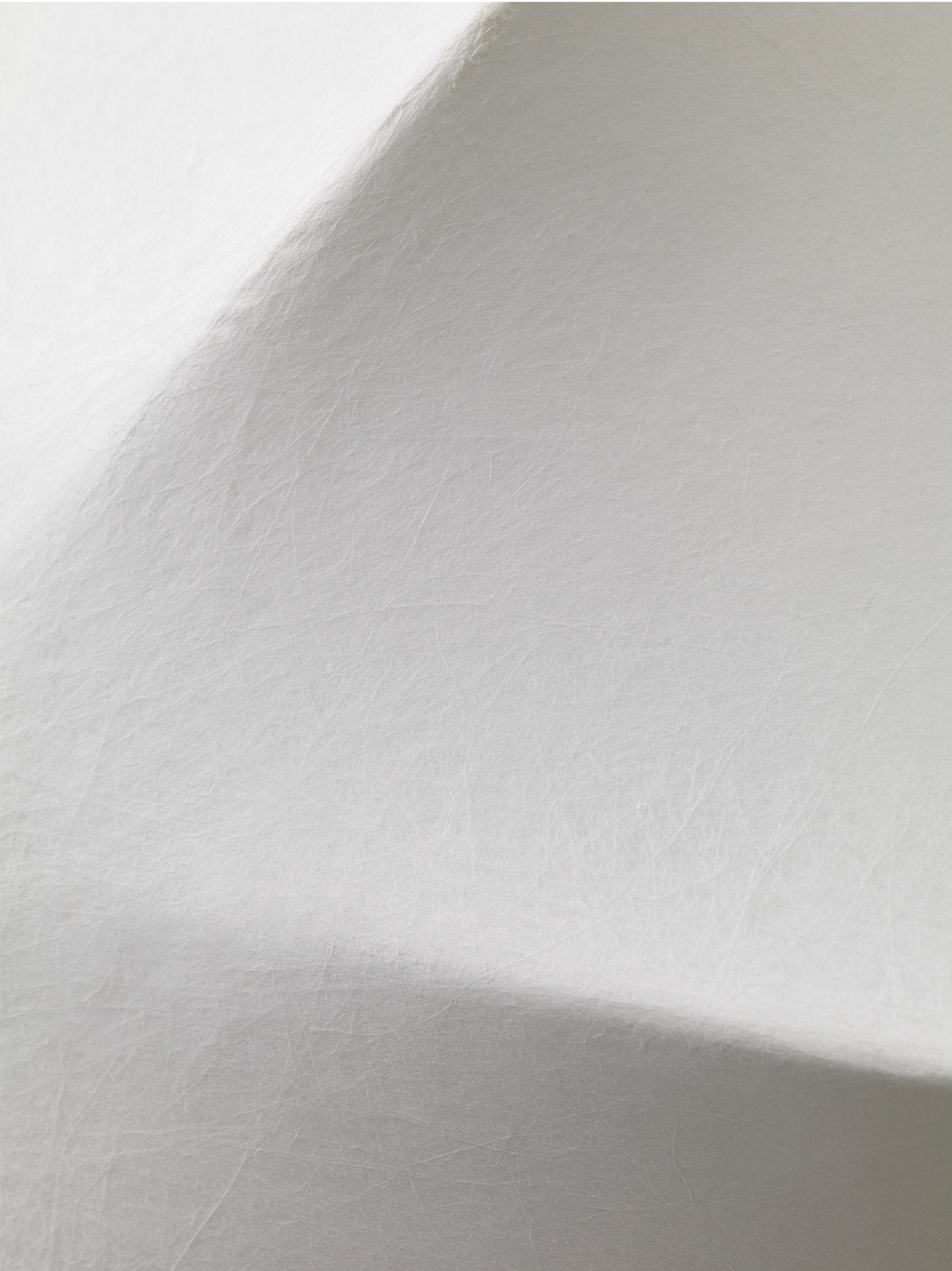 Nahaufnahme der weißen Poem Deckenleuchte von Ferm Living, modernes Design für Wohnraumbeleuchtung.