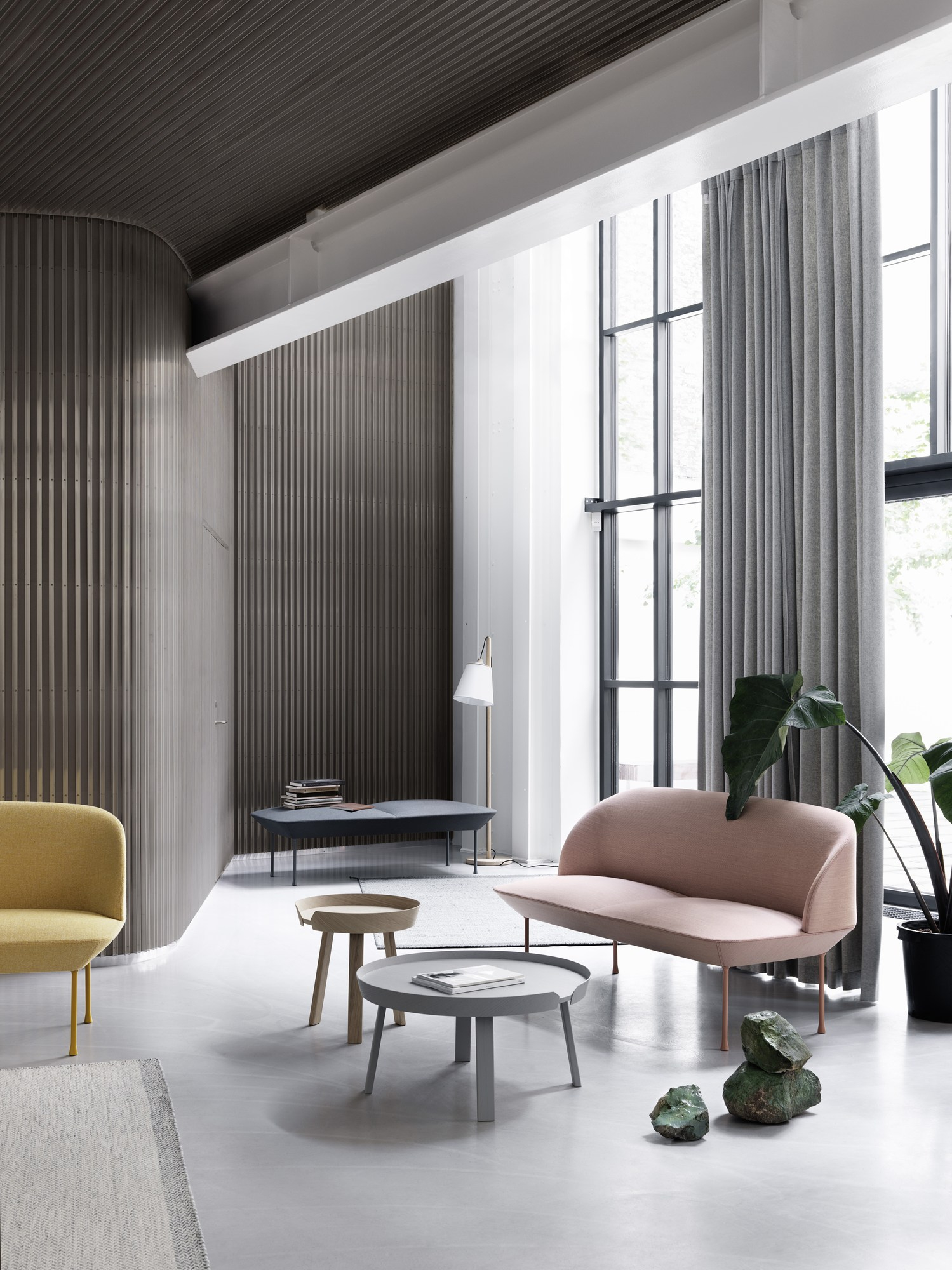 Helle, moderne Einrichtung mit Muuto Pull Stehleuchte, Sofa, Sesseln und Beistelltischen.