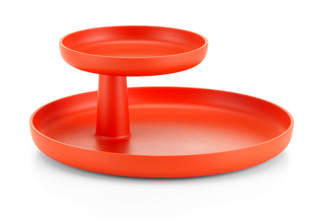 Rotes Rotary Tray Tablett von Vitra mit zwei Ebenen für Snacks und Deko.