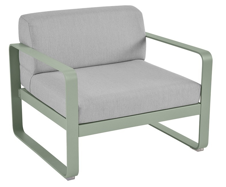 Bellevie Outdoor Sessel von Fermob, hellgrünes Gestell mit grauen Polstern, bequemer Gartensessel.