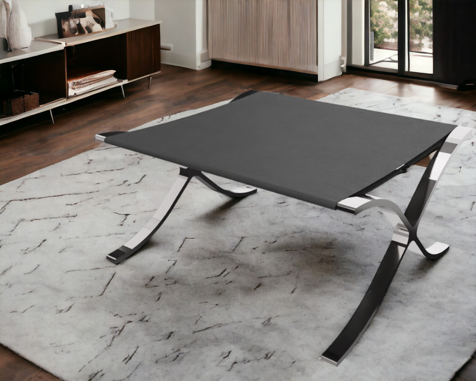 Barcelona Hocker mit schwarzem Lederbezug und verchromtem Gestell, moderner Design Hocker für Wohnzimmer.