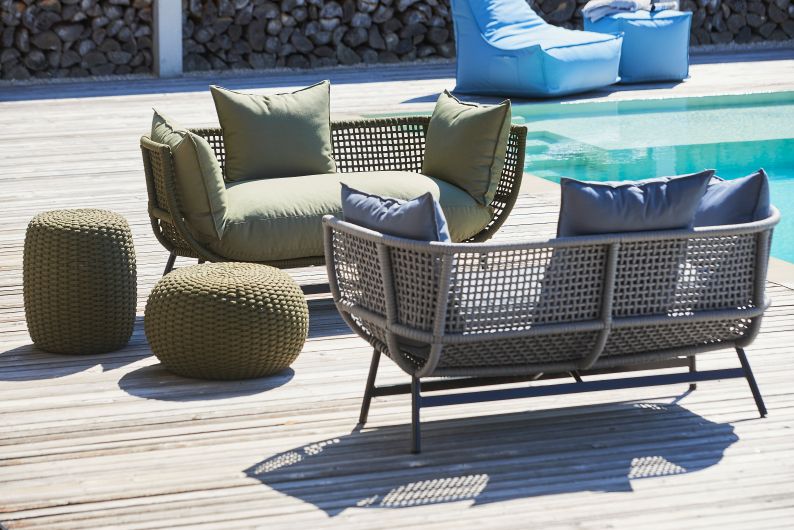 Suka Loungesofa von Jan Kurtz in Taupe: Outdoor Sofa und Sessel mit Poufs.