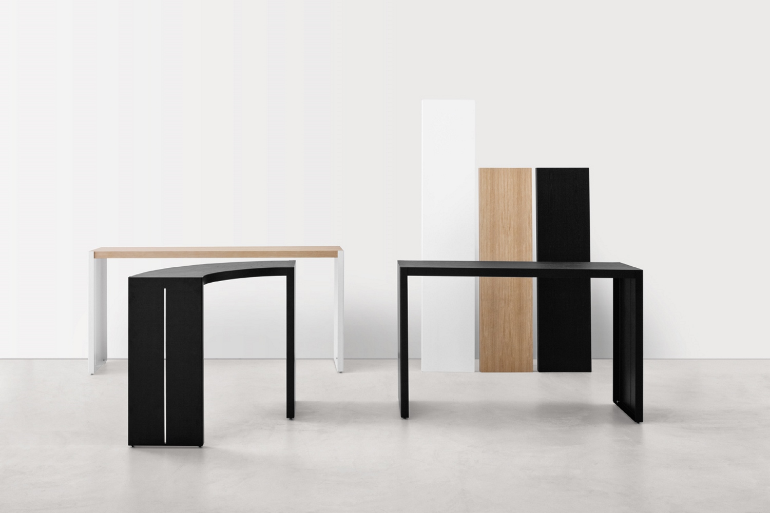 Panco Tresentisch La Palma: Schwarzer und heller Stehtisch aus Holz für moderne Einrichtung.