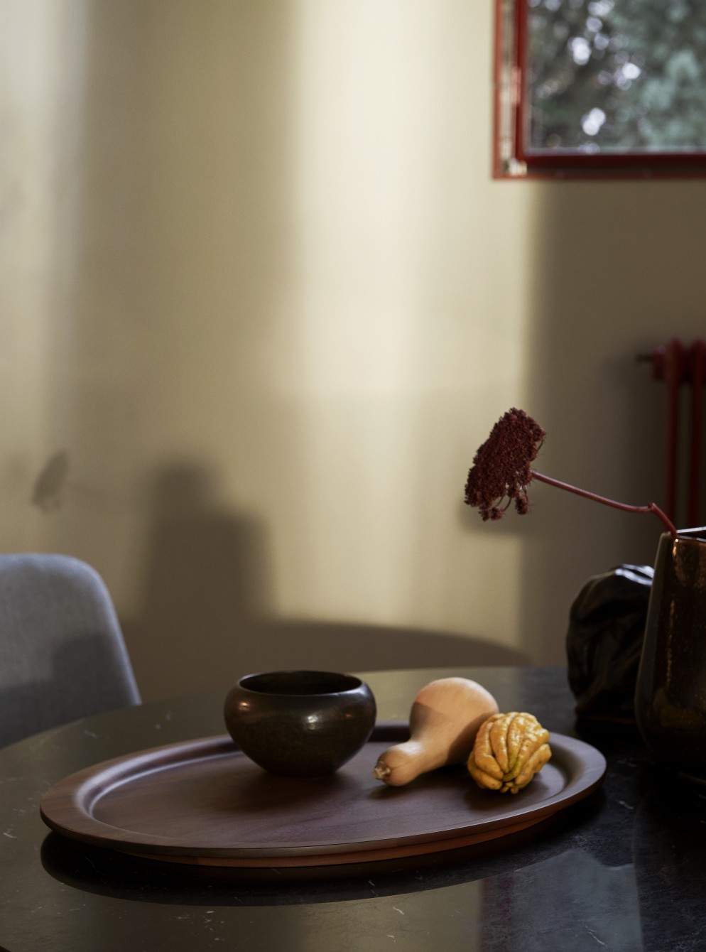 AndTradition Tray SC64-SC65 Tablett aus Eiche, ovale Holzschale mit Deko-Objekten auf einem Tisch.