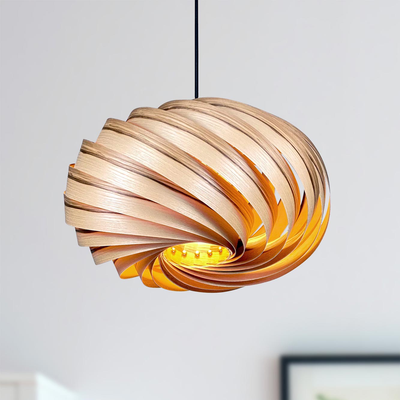 Quiescenta Hängeleuchte aus Olivesche: Moderne Holzlampe mit spiralförmigem Design und warmem Licht.