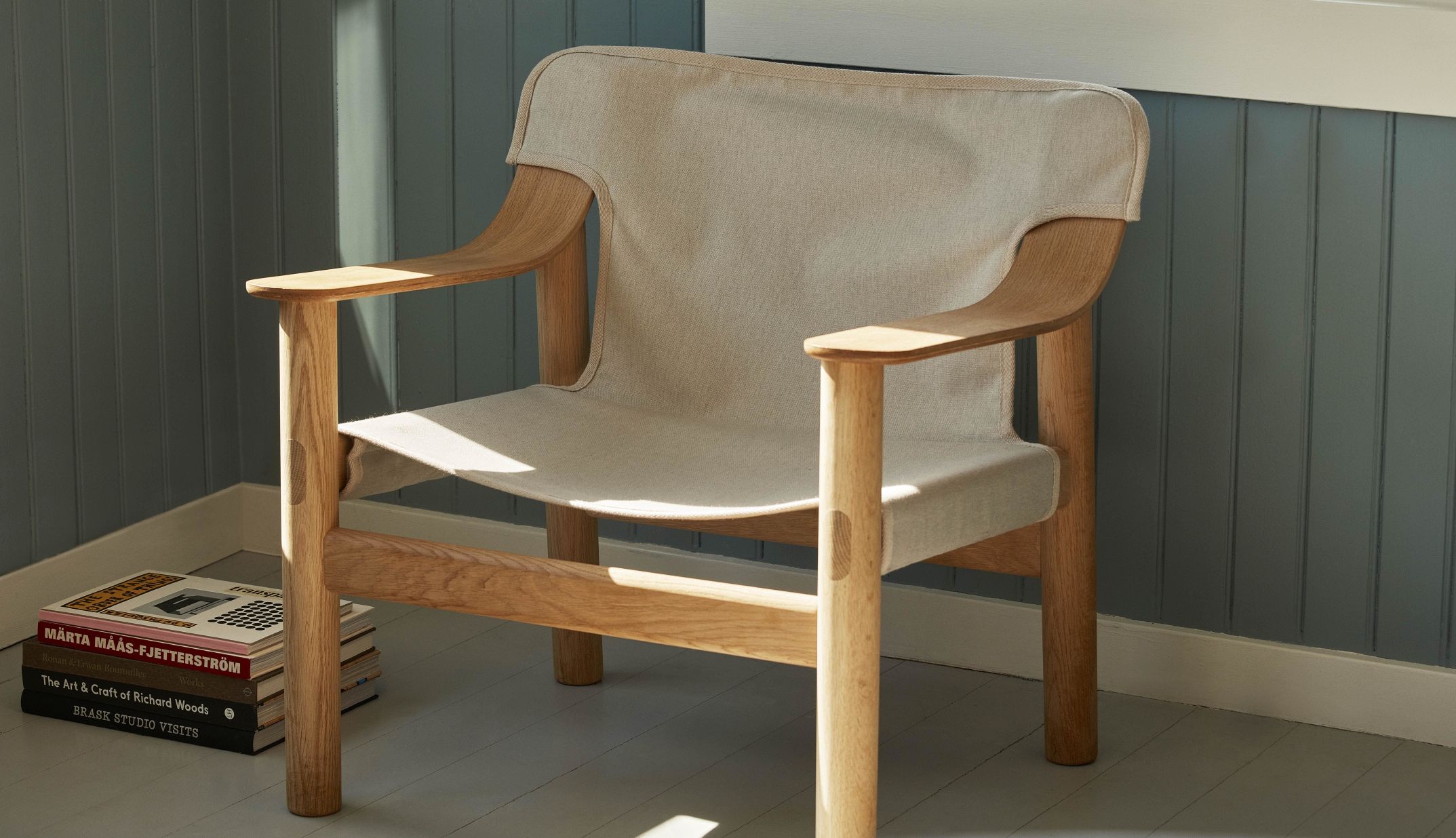 Bernard Chair Sessel von Hay: Massivholz Eiche, naturfarben, mit hellem Stoffbezug. Design Sessel.