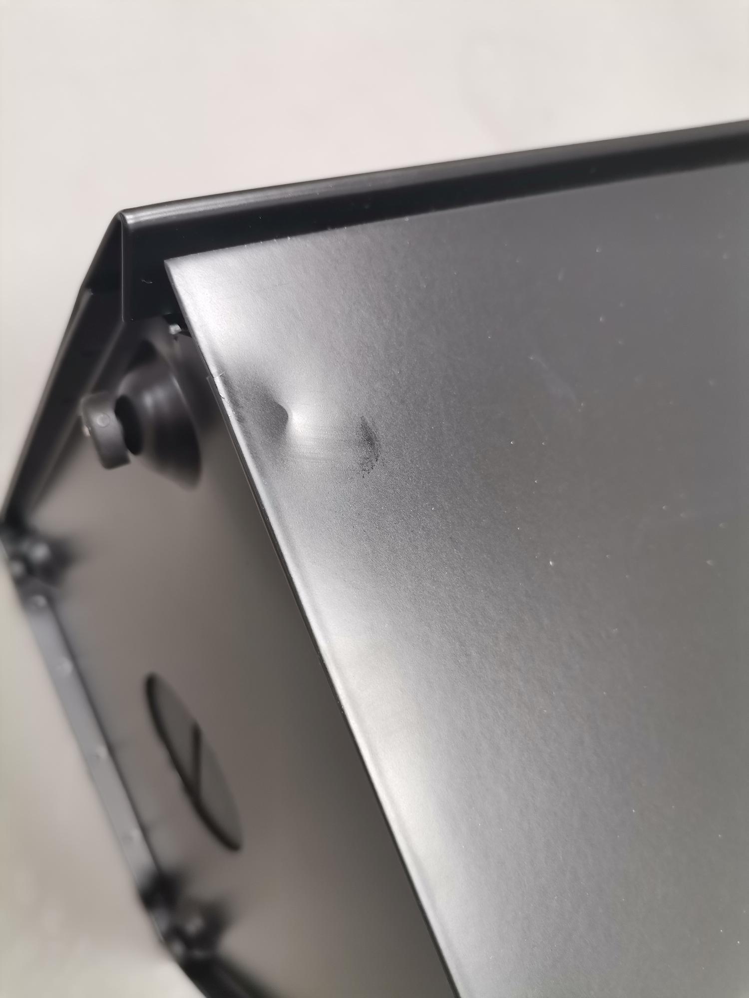 Detailaufnahme Via Schirmständer in Schwarz, Mängelexemplar mit Delle, ideal für Flur und Eingangsbereich.