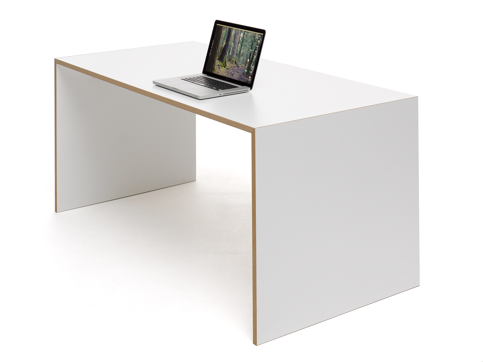 Weißer Tojo Freistell Tisch groß mit Laptop auf der Tischplatte, minimalistisches Design.