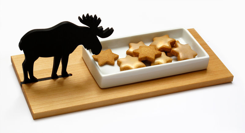 Keksschale Elch: Holzbrett mit Elchfigur und Schale mit Sternkeksen. Dekorative Servierplatte.