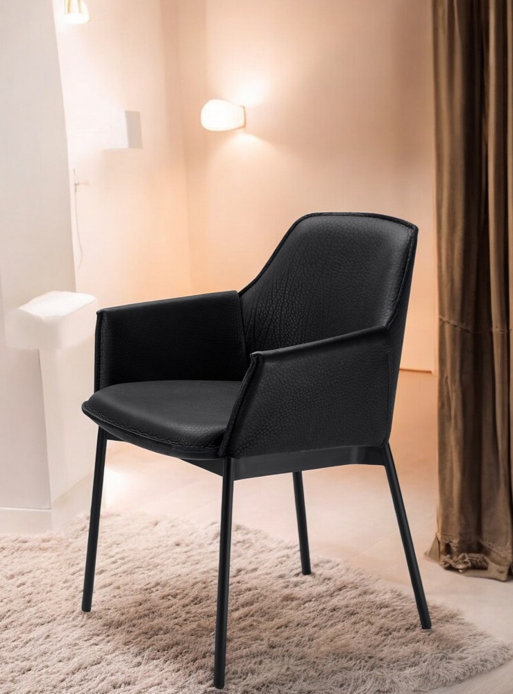 Schwarzer Grace Lounge Chair von Freifrau Manufaktur mit Armlehnen und schwarzen Metallbeinen auf Teppich.